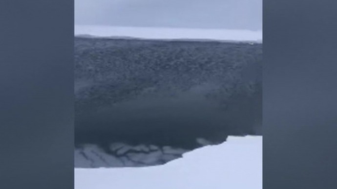 На Сахалине спасают унесенных в море рыбаков