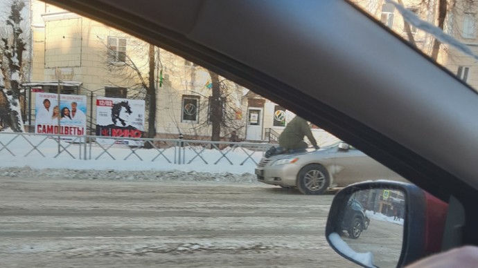 Жительница Ярославля не сумела сбросить с капота машины бывшего мужа. Видео