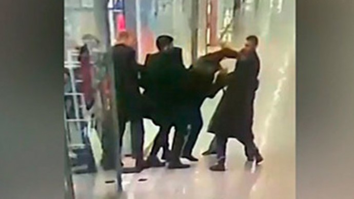Посетители ТЦ накинулись на охранника, не пустившего их без QR-кода