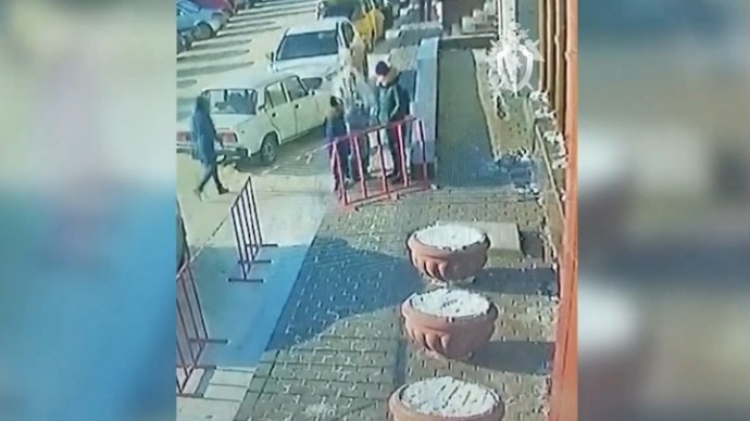 Снег, упавший с крыши торгового комплекса, травмировал женщину. Видео