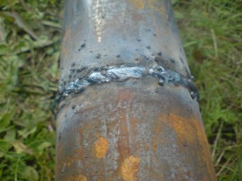 Сварка порыва трубы подачи воды.